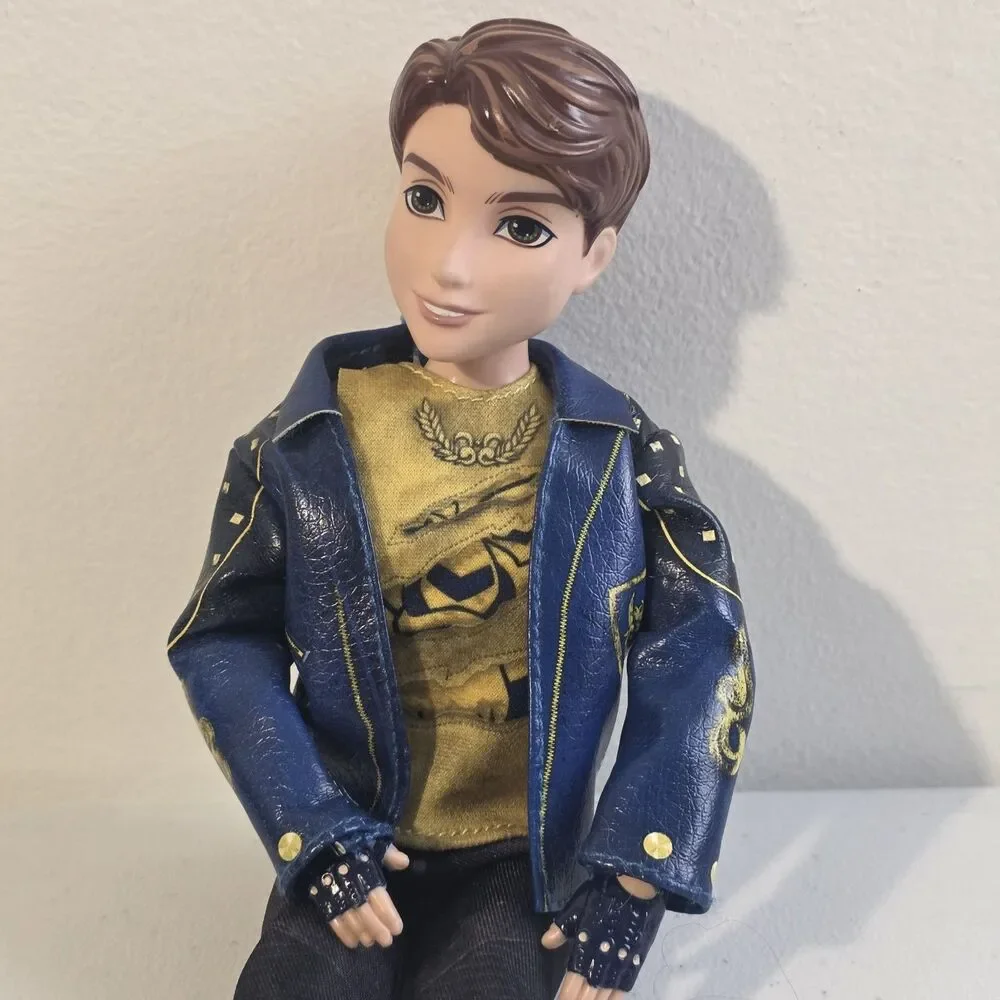 Hasbro Disney Descendants 2 Isle Of The Lost King Ben Auradon Prep EUC Clothes